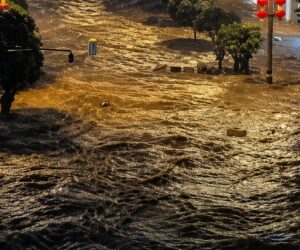 Lluvias extremas desbordan ríos y provocan graves inundaciones en Sichuan, China