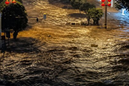 Lluvias extremas desbordan ríos y provocan graves inundaciones en Sichuan, China