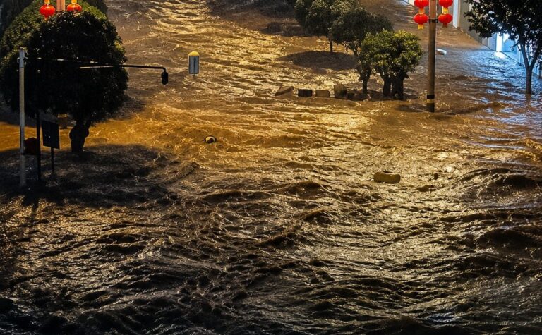 Lluvias extremas desbordan ríos y provocan graves inundaciones en Sichuan, China
