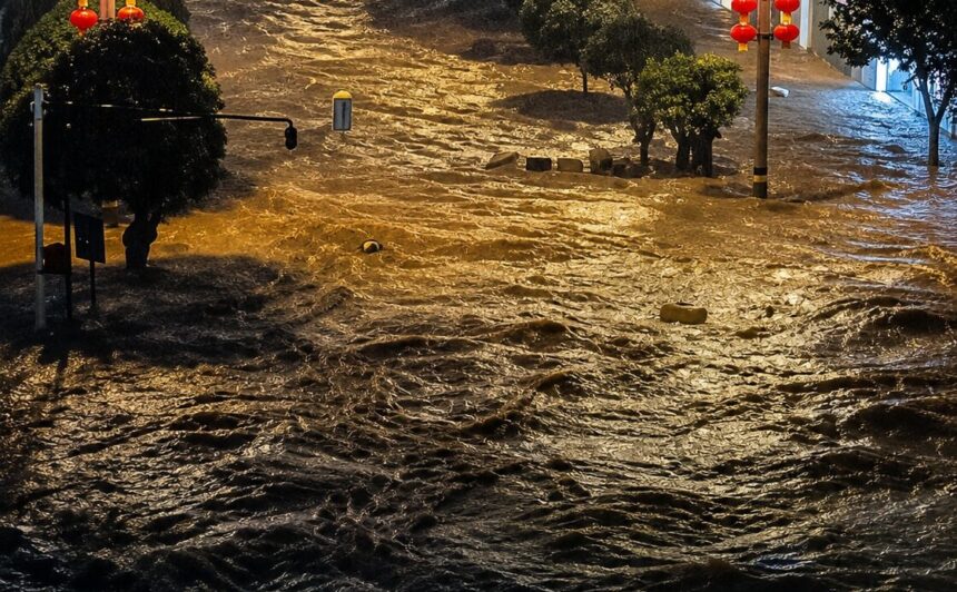 Lluvias extremas desbordan ríos y provocan graves inundaciones en Sichuan, China