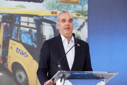 Abinader a estudiantes: “Estudien, sueñen, atrévanse; se acabó el recreo”
