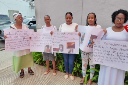 Madre denuncia represalias contra su familia tras asesinato atribuido a su hijo y pide ayuda