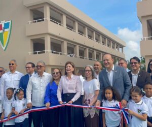 Raquel Peña encabeza apertura del año escolar 2026-2027 con entrega de 24 áreas remozadas en politécnico de Santiago