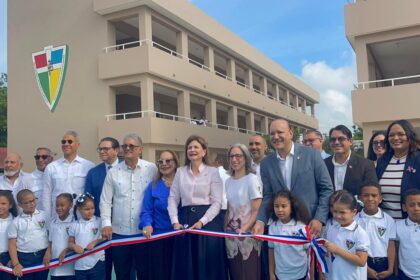 Año escolar 2026-2027 inicia con 24 áreas remozadas en politécnico de Santiago