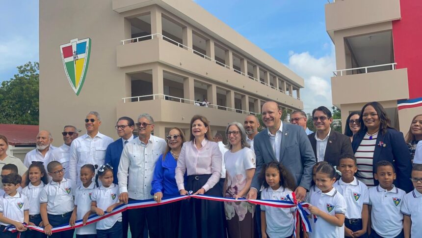 Año escolar 2026-2027 inicia con 24 áreas remozadas en politécnico de Santiago