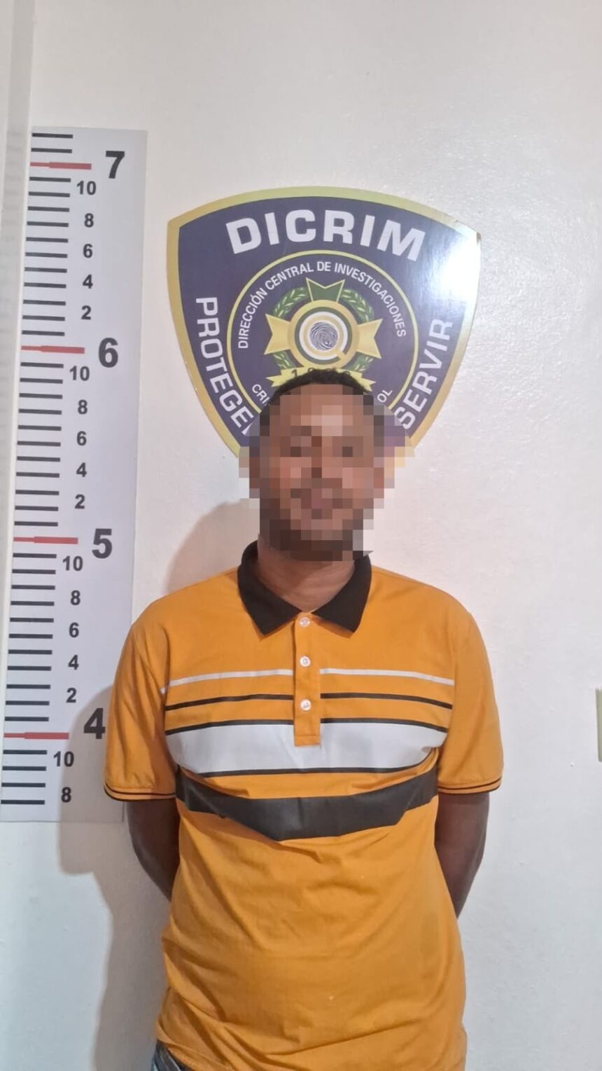 Policía Nacional apresa a un hombre mediante orden judicial por robo y recupera objetos sustraídos en Jarabacoa