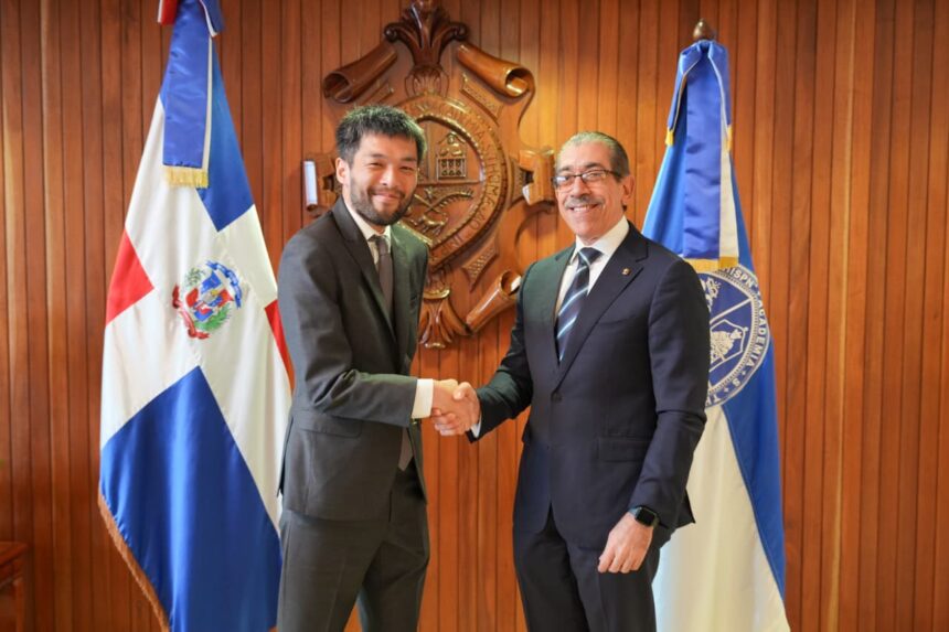 UASD fortalece vínculos internacionales con visita del científico japonés Kazuo Tanaka