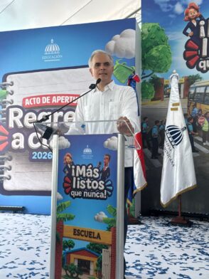De Camps niega que falta de cupos escolares se deba a estudiantes extranjeros