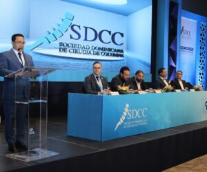 Neurocirujano advierte sobre riesgos del exceso de peso en mochilas escolares