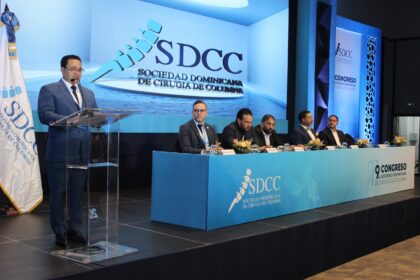 Neurocirujano advierte sobre riesgos del exceso de peso en mochilas escolares