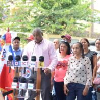 “La distancia mata la inocuidad”: padres de Rancho Arriba reclaman suplidores locales para el almuerzo escolar