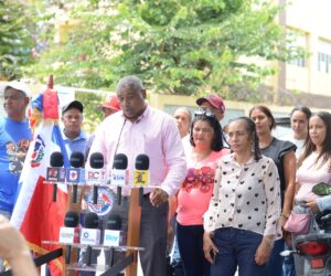 “La distancia mata la inocuidad”: padres de Rancho Arriba reclaman suplidores locales para el almuerzo escolar