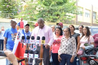 “La distancia mata la inocuidad”: padres de Rancho Arriba reclaman suplidores locales para el almuerzo escolar