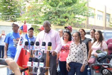 “La distancia mata la inocuidad”: padres de Rancho Arriba reclaman suplidores locales para el almuerzo escolar