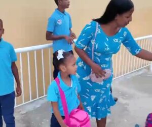 Estudiantes acuden entusiasmados a su primer día de clases para el año escolar 2026-2027