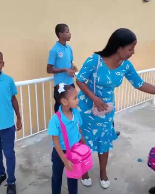 Estudiantes acuden entusiasmados a su primer día de clases para el año escolar 2026-2027