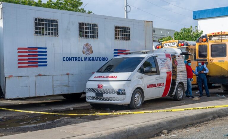 Encuentran hombre muerto en camión estacionado en Migración