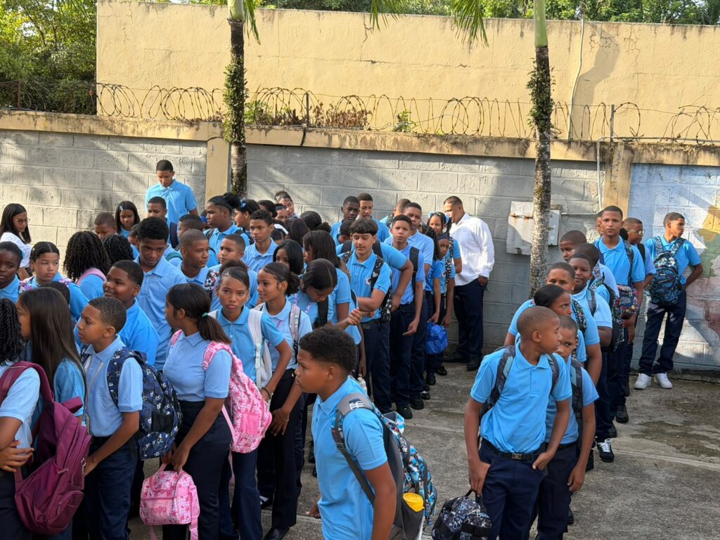 Más del 70 % de los estudiantes inicia el año escolar en el Liceo María Dolores Velásquez Romero de Zambrana