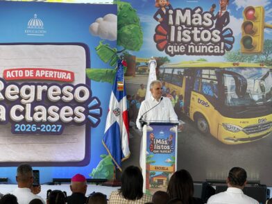 De Camps llama a sociedad a mantenerse pendiente de la educación