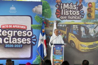 De Camps llama a sociedad a mantenerse pendiente de la educación