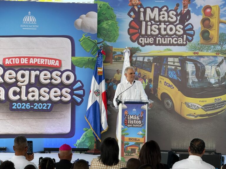 De Camps llama a sociedad a mantenerse pendiente de la educación
