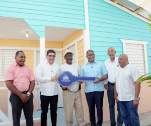 Propeep entrega casa nueva y equipada a hombre que vivía de forma precarias en El Tamarindo II de SDE