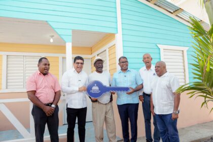 Propeep entrega casa nueva y equipada a hombre que vivía de forma precarias en El Tamarindo II de SDE