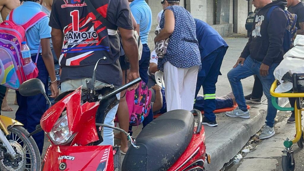 Mujer se salva de ser aplastada por una patana en la Circunvalación Sur de Santiago
