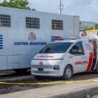 Encuentran cadáver en descomposición dentro de camión estacionado en sede de Migración