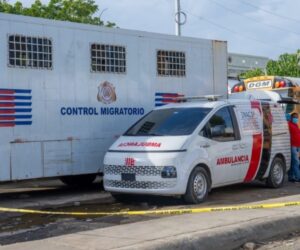 Encuentran cadáver en descomposición dentro de camión estacionado en sede de Migración