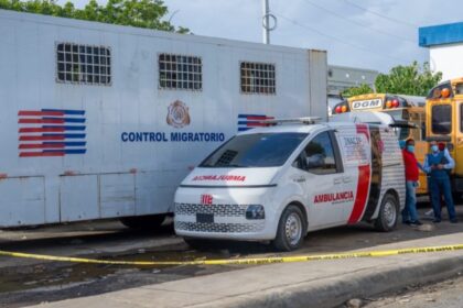 Encuentran cadáver en descomposición dentro de camión estacionado en sede de Migración