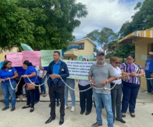 Profesores y pastor se encadenan por retraso en escuela de Santiago