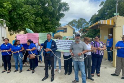 Profesores y pastor se encadenan por retraso en escuela de Santiago