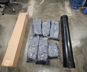 DNCD incauta seis paquetes de marihuana ocultos en un portaplanos en el AILA