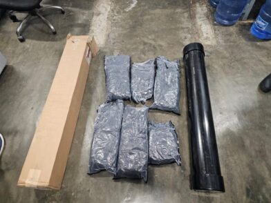 DNCD incauta seis paquetes de marihuana ocultos en un portaplanos en el AILA