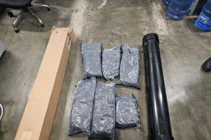 DNCD incauta seis paquetes de marihuana ocultos en un portaplanos en el AILA