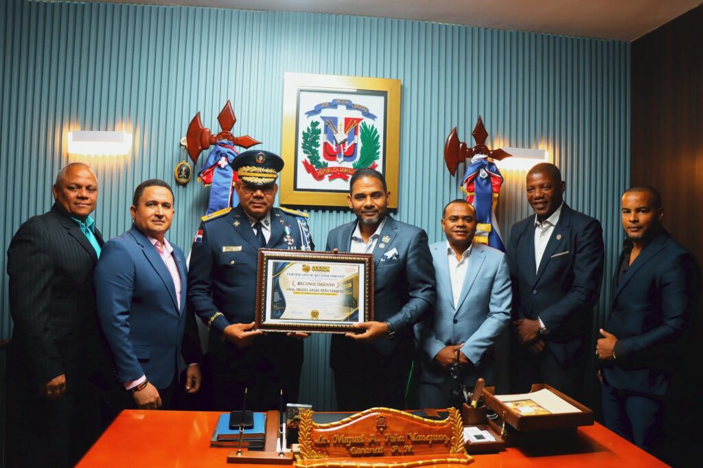 Cámara de Comercio de Santo Domingo Norte reconoce al general Miguel Ángel Peña Vásquez