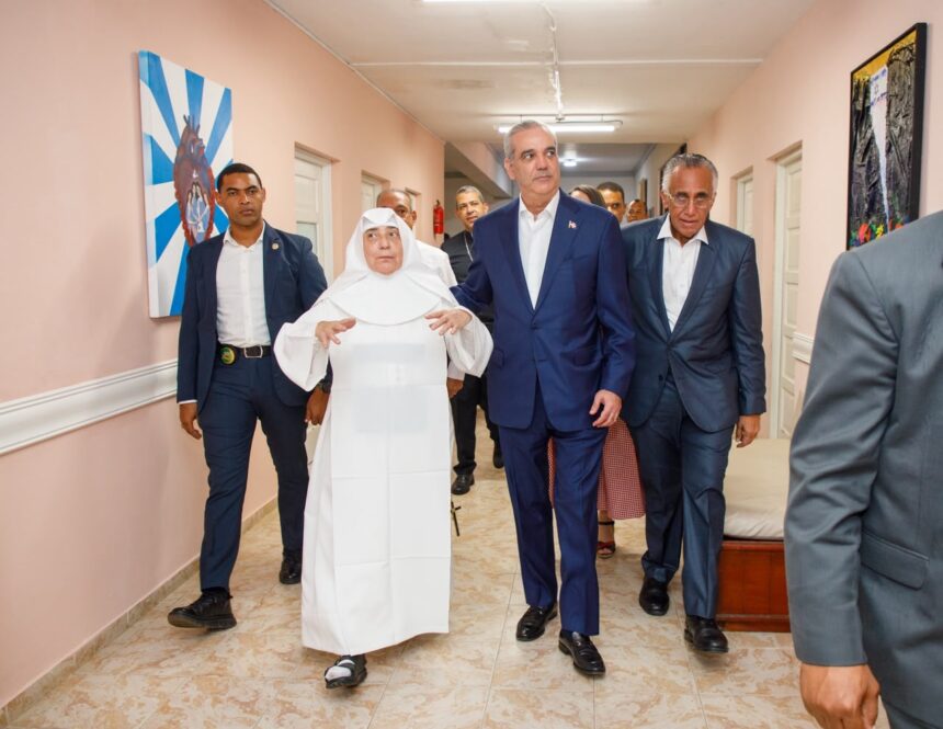 Abinader visita Hogar de Ancianos San Francisco de Asís tras remozamiento