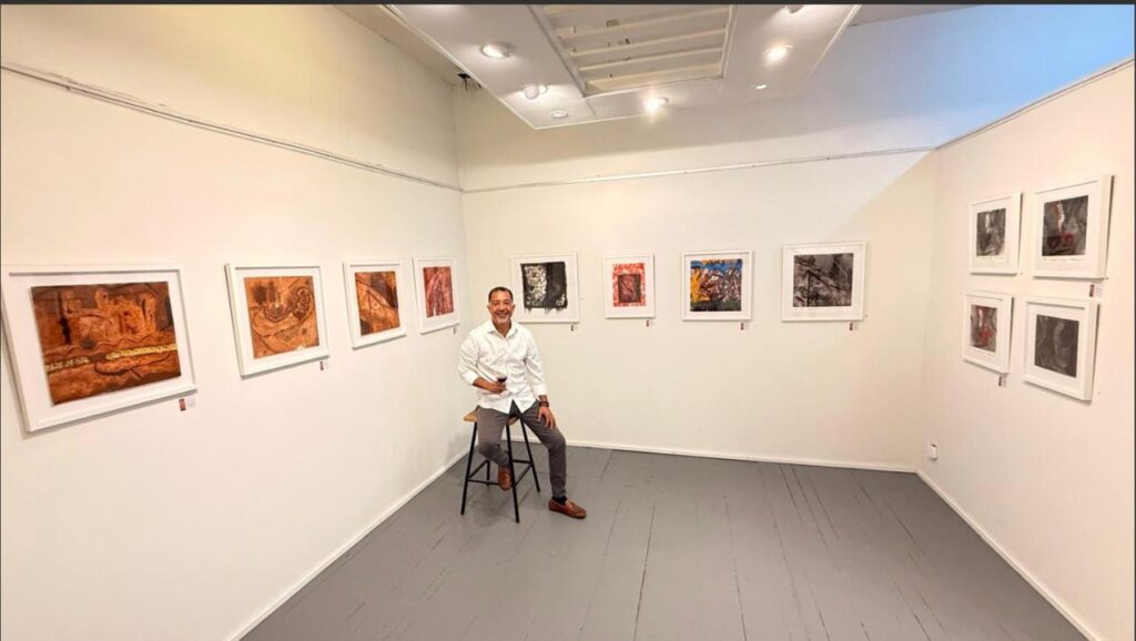 Una exposición que une amistad y arte contemporáneo

La exposición “Together: Affinity Plus Art” consolida a Amicus Art Gallery como un espacio dedicado al encuentro y al diálogo artístico. La propuesta de Iris Pérez Romero e Inés Tolentino invita a conocer nuevas expresiones del arte contemporáneo y a descubrir cómo la amistad, la afinidad y la creatividad pueden unir diferentes perspectivas en una misma experiencia cultural.