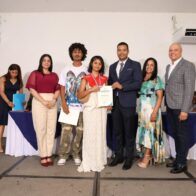 Wellington Mejía motiva a graduandos de USA English School a perseguir sus sueños y trabajar por sus metas