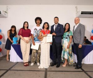 Wellington Mejía motiva a graduandos de USA English School a perseguir sus sueños y trabajar por sus metas