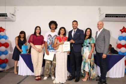 Wellington Mejía motiva a graduandos de USA English School a perseguir sus sueños y trabajar por sus metas