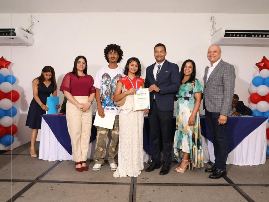 Wellington Mejía motiva a graduandos de USA English School a perseguir sus sueños y trabajar por sus metas