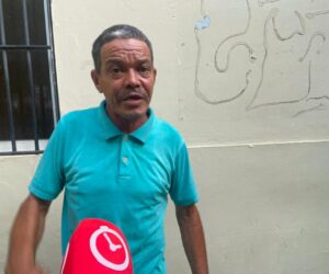 Seguridad privado denuncia asalto a punta de pistola en Santiago; delincuentes le roban motocicleta