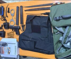 Policía Nacional realiza allanamiento en La Vega y ocupa arma de fuego chaleco antibalas y otros efectos