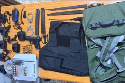 Policía Nacional realiza allanamiento en La Vega y ocupa arma de fuego chaleco antibalas y otros efectos