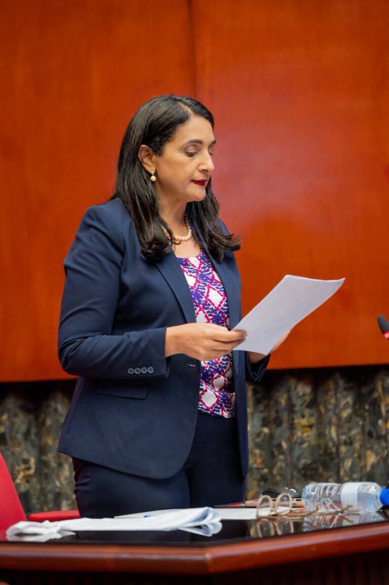 Senado aprueba iniciativa de Lía Díaz para facilitar monitoreo de glucosa en menores con diabetes