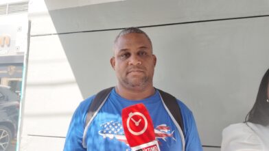 Hombre pide ayuda para conseguir documento que permita autorizar cirugía de rodilla