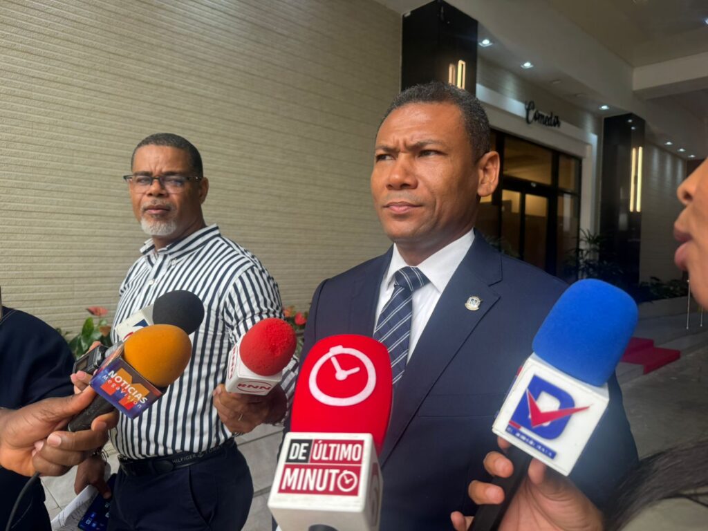 Pacheco a vocero de Fuerza del Pueblo: “Usted quiere estrenarse peleando, vamos a pelear”