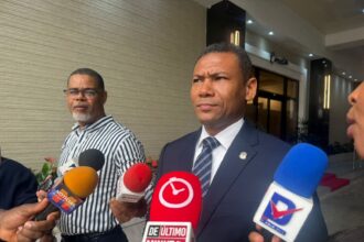 Pacheco a vocero de Fuerza del Pueblo: “Usted quiere estrenarse peleando, vamos a pelear”